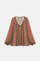 Camisa semitransparente de manga larga con diseño de rayas verticales en tonos marrones y naranjas, escote en V y cierre frontal con botones.