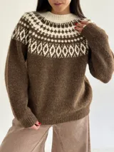 Sweater de cuello redondo con diseño de jacquard estilo nórdico en la parte superior, en tonos marrón chocolate y crema. Presenta mangas largas y puños y ruedo acanalados.