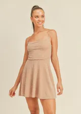 Vestido corto de tirantes finos con acabado brillante, escote recto y falda acampanada.