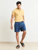 Short de baño azul con cintura elástica ajustable con cordón.