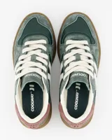 Championes Coolway modelo Goal Green Pulse, confeccionados en gamuza y cuero premium, de diseño retro-sport en tonos verde, tostado, blanco y detalles en rosado. Cuenta con cordones blancos, paneles laterales en contraste y suela flexible de goma.