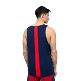 Musculosa deportiva Umbro para hombre, inspirada en el Club Nacional de Football. Diseño azul marino con cuello en V y detalles en rojo y blanco en el escote y tirantes. Incluye el logo Umbro y el escudo del club.