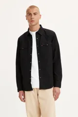 Camisa de estilo vaquero Levi's, color negro, de corte regular y manga larga. Presenta cierre frontal con botones a presión, dos bolsillos en el pecho con solapa y costuras características del diseño western.