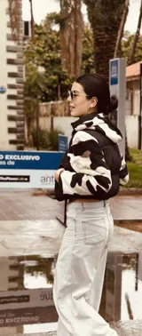 Campera puffer cropped color verde militar con mangas y capucha de polar estampado con cebra en blanco y negro.