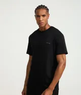 Remera deportiva de cuello redondo y manga corta, confeccionada con tecnología Dry para mayor transpirabilidad. Presenta un diseño minimalista en color negro con un pequeño estampado de lettering numérico en el pecho.