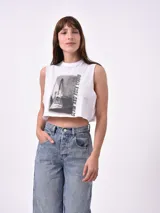 Remera blanca de algodón con estampado de una guitarra y la frase "Glam and Rock Studio".