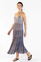 Vestido largo de punto con rayas verticales en tonos marrones, azules, negros y blancos, de tirantes finos y corte recto con caída fluida.