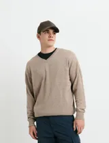 Sweater de punto color ladrillo con cuello en V y mangas largas.