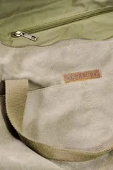 Bolso grande en lona tipo canvas color gris con cintas contrastantes grises.