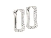 Aros tipo argolla de plata 925 con diseño rectangular y engaste de circonias en uno de sus lados.