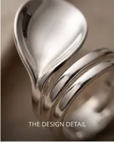 Anillo de plata 925 con diseño de doble cinta y detalle en forma de gota.