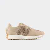 Championes New Balance 327 color beige con logo "N" de animal print.
