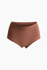 Bombacha tipo shortie color marrón, con diseño de tiro alto y efecto moldeador leve. Confeccionada con costuras mínimas para mayor comodidad.