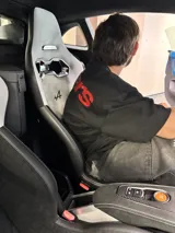 Remera celeste de corte holgado con estampado en rojo en la espalda con el texto "ittaistars", "European Tour by Ittai Stars Company" y el logo de la marca.