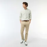 Pantalón chino de twill color beige, de corte recto y ajuste clásico con presillas para cinturón.