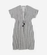Vestido midi de viscosa con estampado a rayas verticales en blanco y negro, escote en V, mangas cortas y lazo ajustable en la cintura con cordón y borlas.