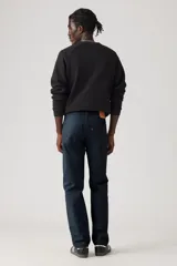 Pantalón de corte regular fit confeccionado en sarga de algodón, con diseño de cinco bolsillos y cierre frontal con botón y cremallera.