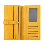 Billetera amarilla de cuero sintético con cierre de presilla y logo metálico de la marca Terrano. Interior con múltiples compartimentos para tarjetas y billetes.