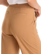 Pantalón de vestir color tostado, de corte recto y tiro alto. Presenta pretina ancha con trabas para cinturón, pinzas frontales y detalle de nervadura central a lo largo de la pierna. Cuenta con bolsillos laterales funcionales y bolsillos traseros simulados.