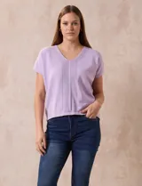 Buzo tejido color lila, marca Ninety. Escote en V. Calado en escote y delantera.