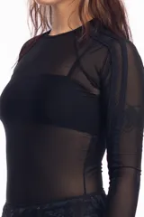 Remera de red negra traslúcida con mangas largas y cuello redondo. Presenta tres tiras de tela en los hombros.