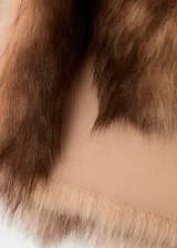 Chaleco de piel ovino con pelo natural, diseño sin mangas y cuello alto, con cierre frontal oculto.
