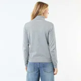 Sweater de punto fino en color gris, con cuello alto y mangas largas. Presenta puños y ruedo acanalados para un ajuste cómodo.