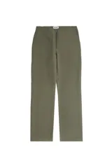 Pantalón de corte recto color verde claro, con cierre frontal expuesto y bolsillos laterales.