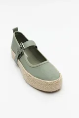 Zapatilla verde con tira ajustable y hebilla metálica, suela de yute con plataforma de 3,5cm.