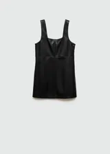Mono corto negro de efecto piel, con tirantes anchos, cuello escotado, forro interior y cierre lateral de cremallera.