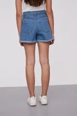Short de jean celeste, tiro alto, corte mom con cinturón con hebilla metálica.