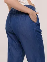 Pantalón de algodón color beige de corte recto, con pretina elastizada, cordón de ajuste y bolsillos laterales.