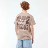 Camiseta de algodón color beige con cuello redondo y manga corta. Presenta un pequeño estampado frontal de una calavera con sombrero de paja y huesos cruzados.