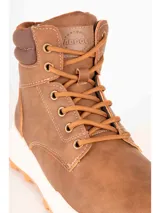 Bota de caña alta estilo trekking color verde militar, con suela blanca gruesa y base de goma marrón.