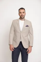 Blazer beige de corte slim fit, con solapas de muesca, cierre de dos botones, dos bolsillos delanteros con solapa y un bolsillo de parche en el pecho con pañuelo de bolsillo estampado.