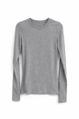 Remera de manga larga con cuello redondo, confeccionada en tejido de punto suave de color gris melange.
