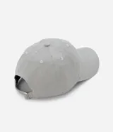 Gorra negra de sarga de algodón, con visera curva y bordado frontal con las letras "NY". Ajuste trasero con hebilla metálica.