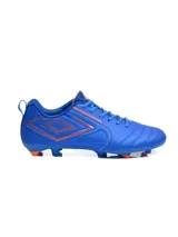 Championes de fútbol Umbro modelo Vision HG, color azul con detalles en naranja. Diseño con cordones y suela con tapones para césped.