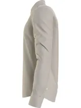 Camisa de manga larga color blanco hueso, de corte slim, con cuello tradicional y cierre frontal de botones.