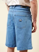 Bermuda de jean celeste, corte recto y tiro medio. Confeccionada en denim de algodón.