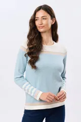 Buzo tejido de algodón con diseño a rayas en tonos beige, blanco y lila, de manga larga y cuello redondo, con calce relajado.