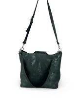 Cartera tipo tote bag de cuero color verde oscuro con detalles metalizados. Tiene correa de hombro corta y correa larga regulable y extraíble.