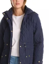 Campera capitoneada de corte clásico, con cuello alto, capucha desmontable y cierre frontal con broches a presión dorados. Presenta cordón de ajuste en la cintura con terminales metálicas y bolsillos frontales con broche.