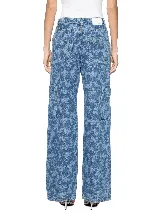 Pantalón jean de tiro bajo con estampado de ranas en azul y blanco, corte recto y bolsillos cargo.