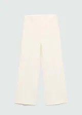 Pantalon de vestir tipo wide leg, color crema, con tiro medio, pinzas frontales y cierre lateral invisible.