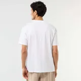 Camiseta blanca de manga corta, corte oversize y cuello redondo.
