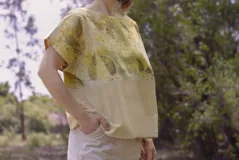 Blusa manga dolman, color salmón, con espalda entera y botones de madera.