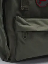Mochila color bordó con diseño clásico y minimalista. Cuenta con un compartimento principal con cierre, un bolsillo frontal con cierre y un bolsillo interior. Tiene asas superiores y correas ajustables para los hombros. El logo de "Forum Industries Co." está en un parche redondo en la parte frontal.