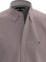 Camisa Tommy Hilfiger de corte regular, con cuello abotonado y diseño a rayas verticales en tonos marrón y blanco.