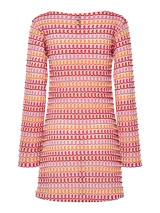 Vestido corto de manga larga y cuello redondo, confeccionado en tejido de punto circular con textura. Presenta un patrón de rayas horizontales en tonos rosados, anaranjados y rojizos.